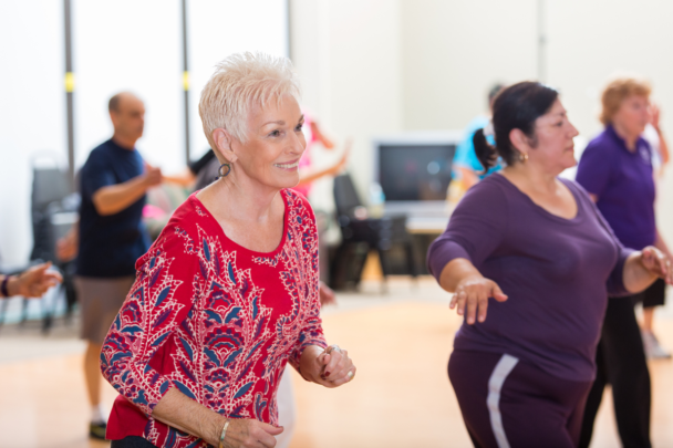 twee vrouwen die samen dansen