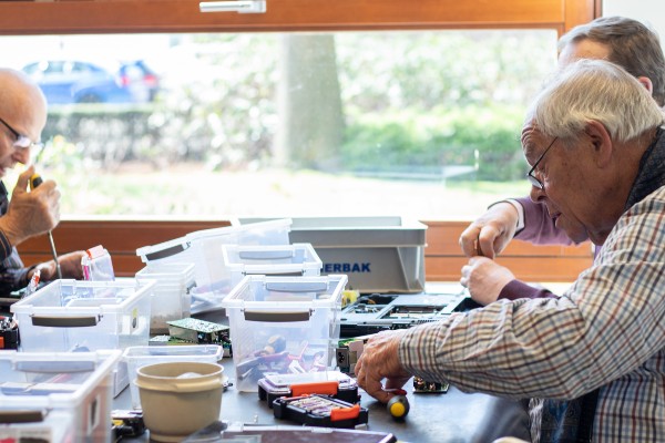 ouderen werksen samen met gereedschap