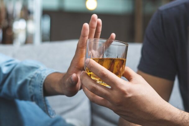 vrouw weigert een glas alcohol