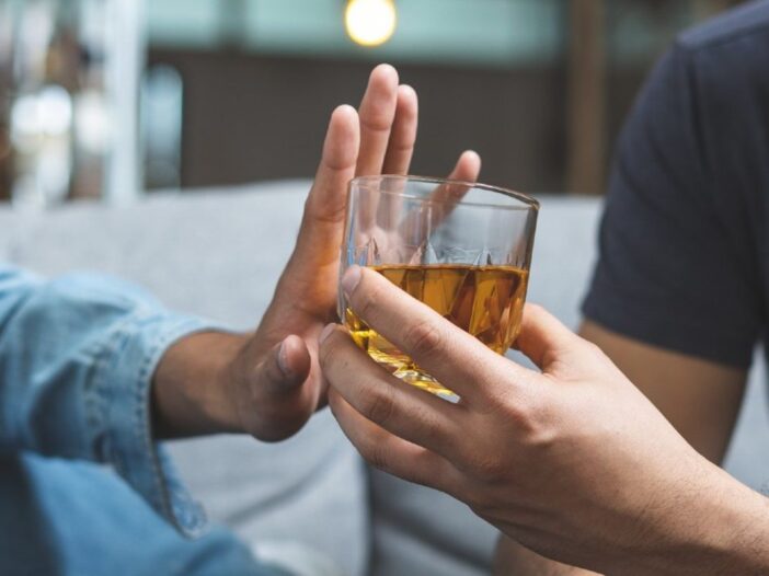 vrouw weigert een glas alcohol