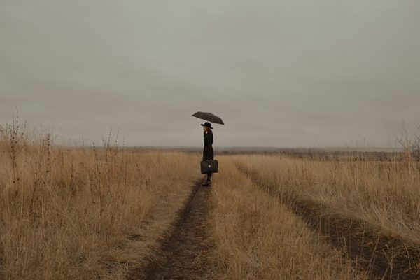 vrouw staat alleen in een graanveld