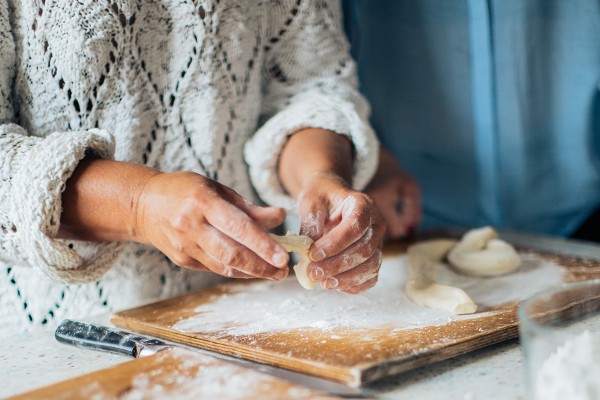 twee mensen bakken samen koekjes