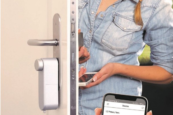 vrouw opent deur met telelock