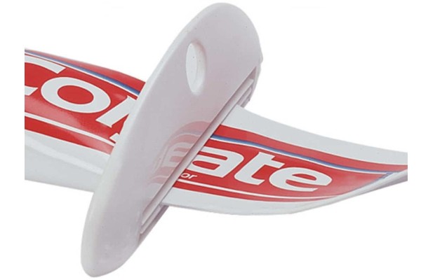 witte tubeknijper op tube tandpasta