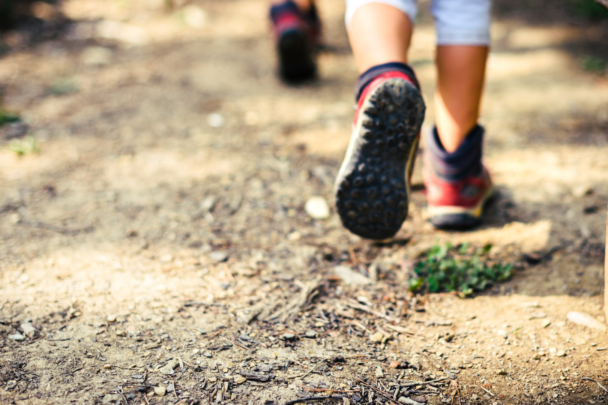 Voeten van mensen die wandelen