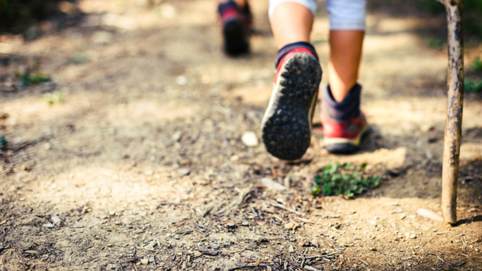 Voeten van mensen die wandelen