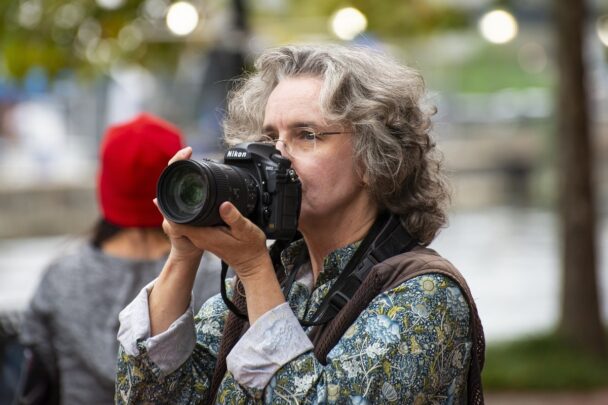 vrouw met camera maakt foto