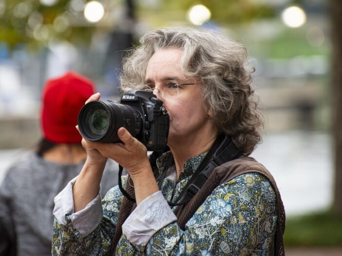 vrouw met camera maakt foto