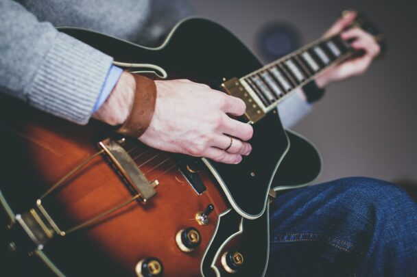 man speelt gitaar