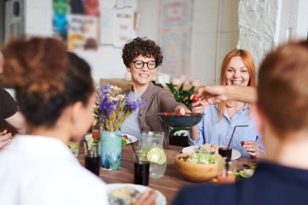 mensen zitten samen aan tafel om te eten