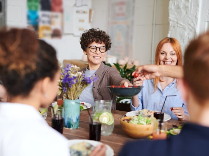 mensen zitten samen aan tafel om te eten