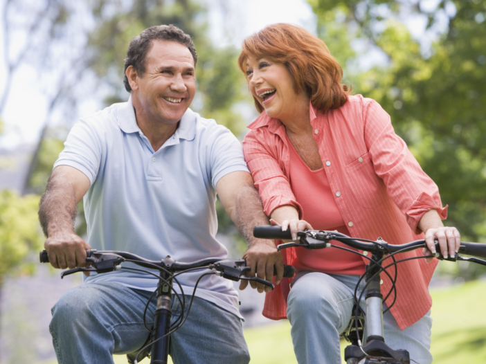 een man en vrouw samen op de fiets