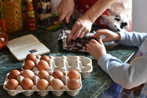 ouder en kind koken samen