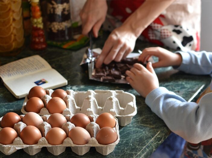 ouder en kind koken samen