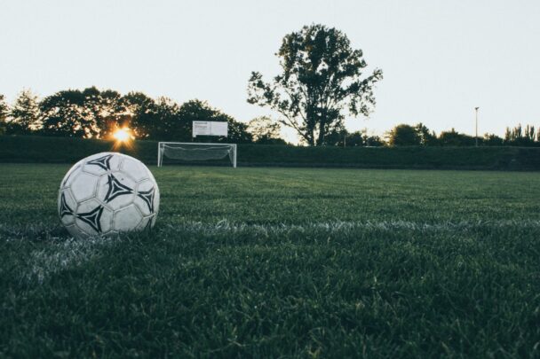 voetbal ligt op een voetbalveld