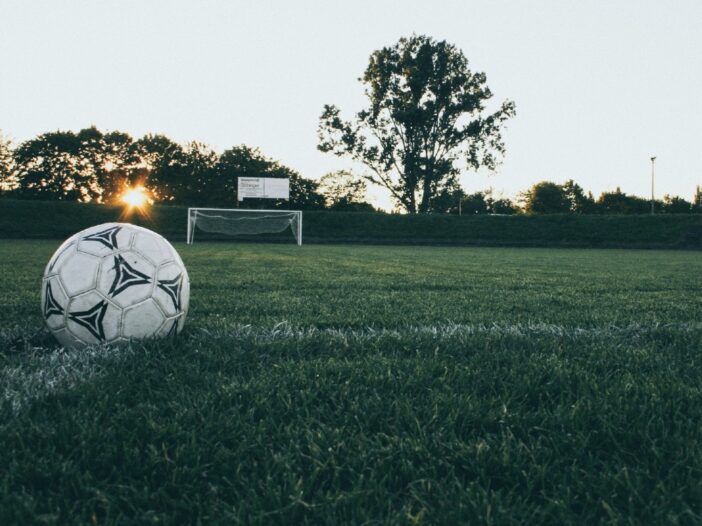 voetbal ligt op een voetbalveld