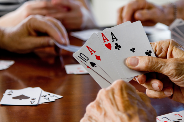 hand houdt spelkaarten vast