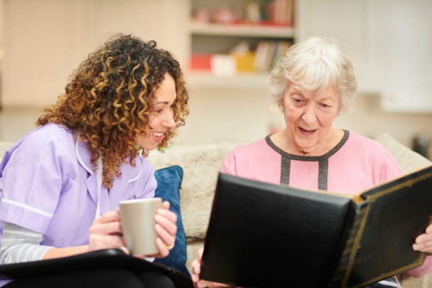 twee vrouwen die samen een fotoboek bekijken