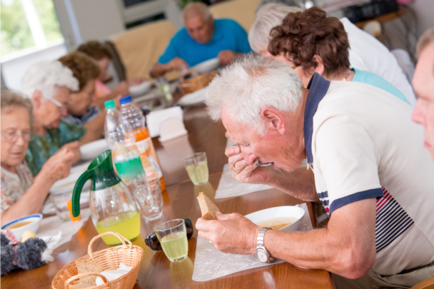 ouderen eten samen aan tafel een lunch