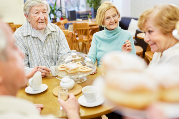 Groep ouderen drinkt koffie en thee