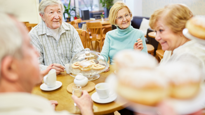Groep ouderen drinkt koffie en thee