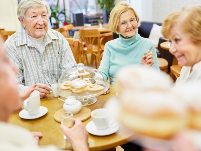Groep ouderen drinkt koffie en thee