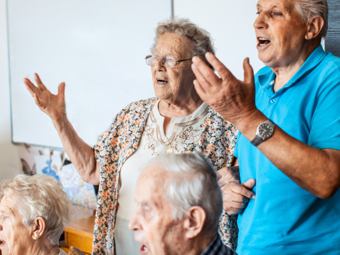 ouderen zijn samen aan het zingen