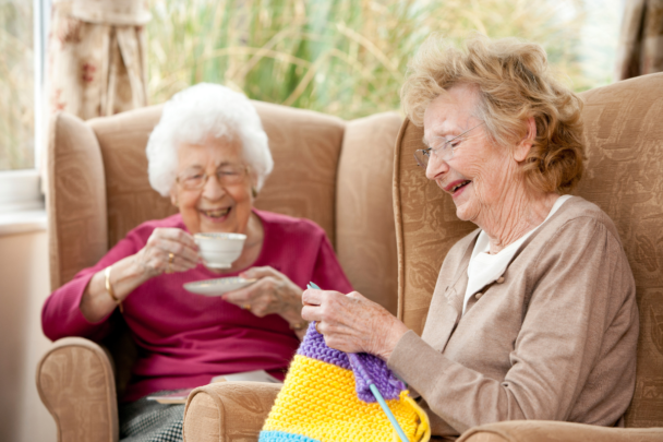 twee oudere vrouwen die samen breien