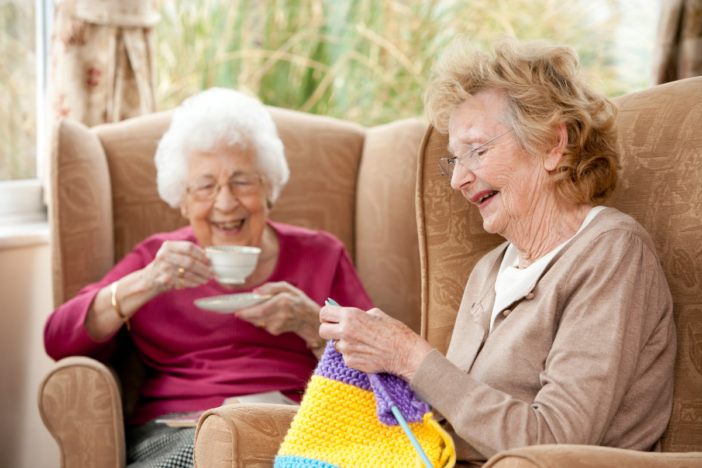 twee oudere vrouwen die samen breien