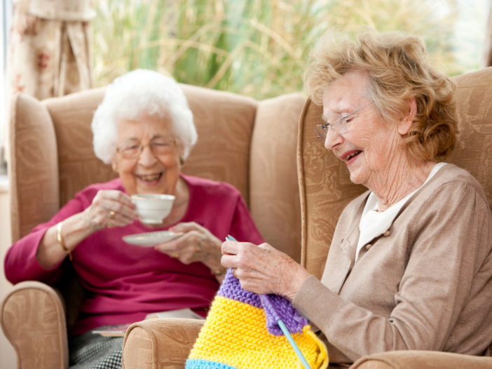 twee oudere vrouwen die samen breien