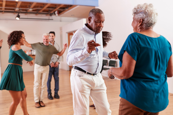 mensen die samen dansen