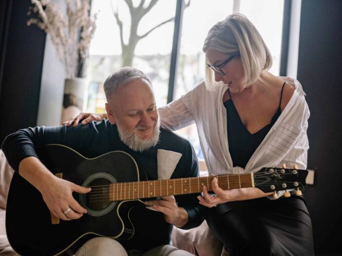 Man speelt gitaar