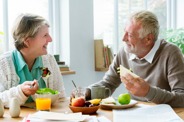 twee ouderen eten samen aan tafel