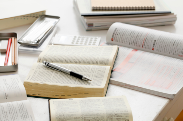 studieboeken op een tafel