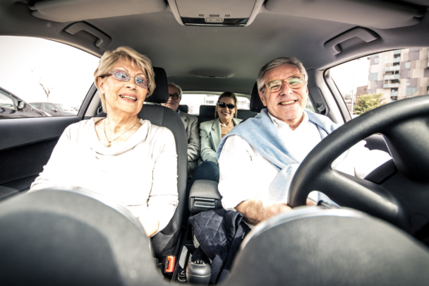 twee senioren samen in de auto