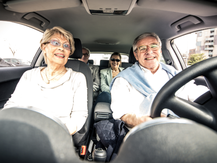 twee senioren samen in de auto
