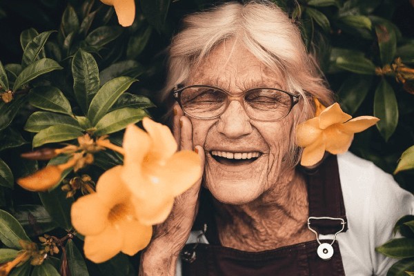Vrouw tussen de bloemen