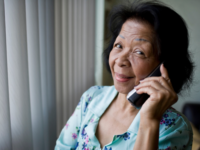 oudere vrouw aan de telefoon