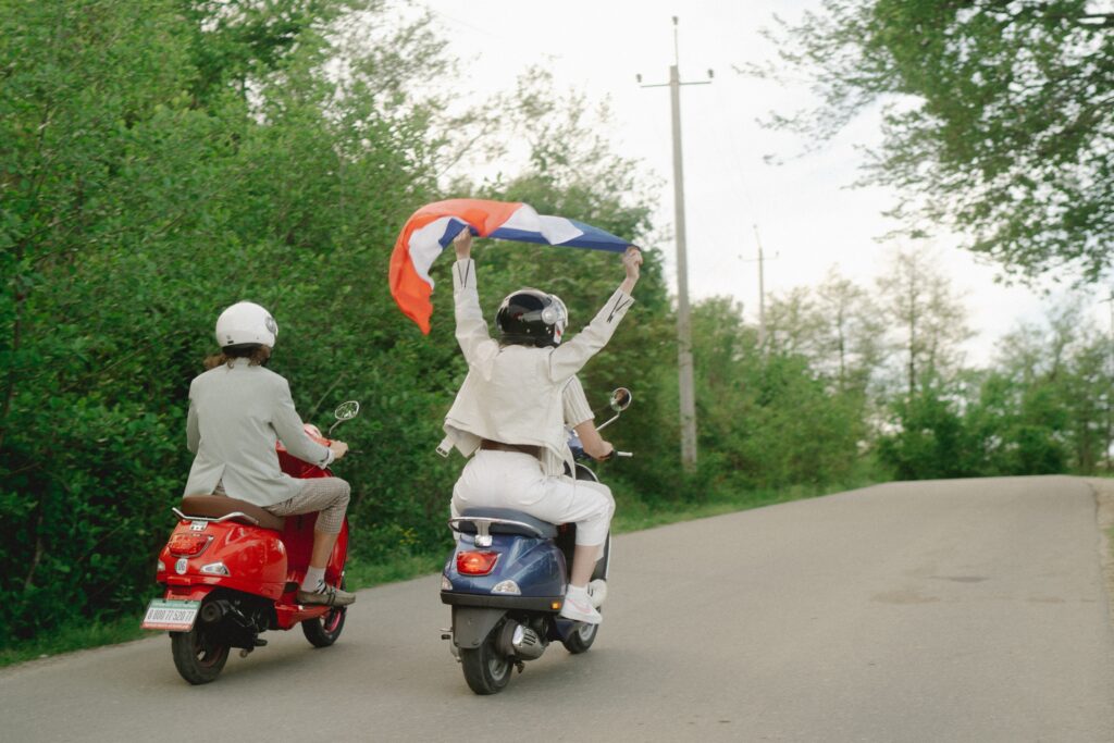 drie mensen rijden op een scooter