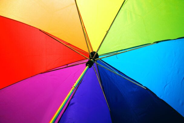 foto van een regenboogkleurige paraplu