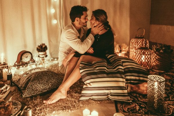 man en vrouw intiem in hun slaapkamer