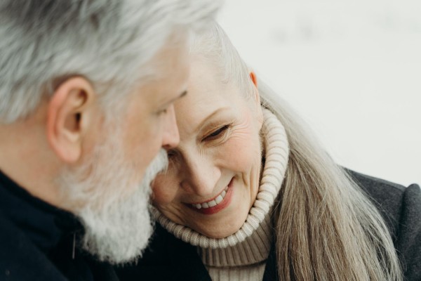 Man en vrouw met winterkleding