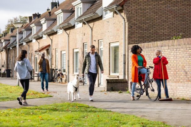 mensen op straat op een zonnige dag