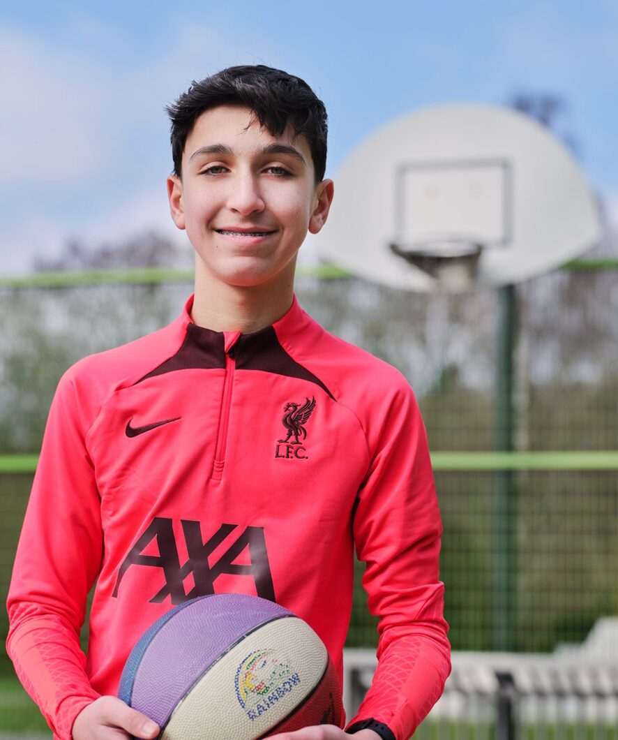 jongen op basketbalveld