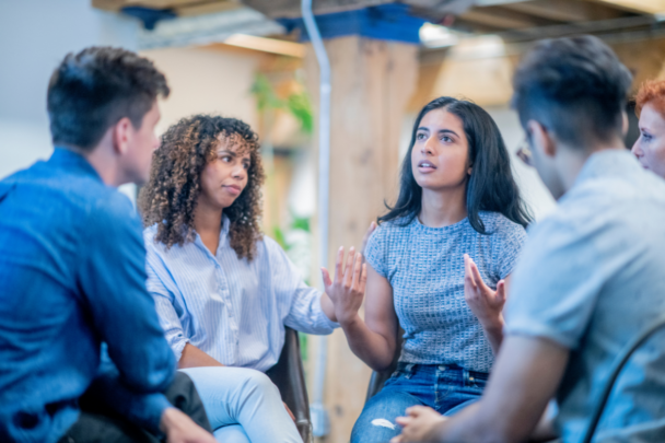 twee mannen en twee vrouwen in gesprek