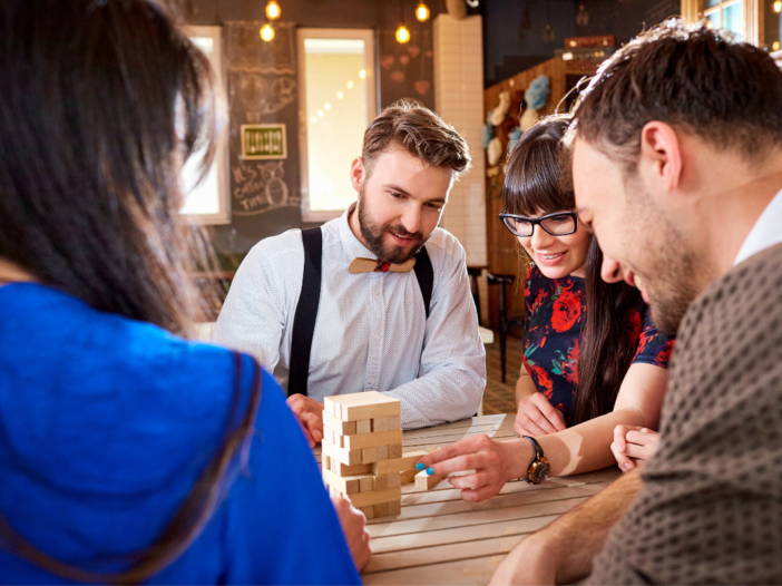 mensen spellen een spelletje Jenga