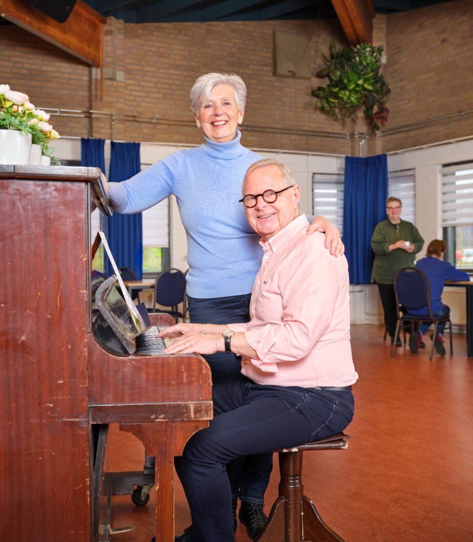 man en vrouw bij piano