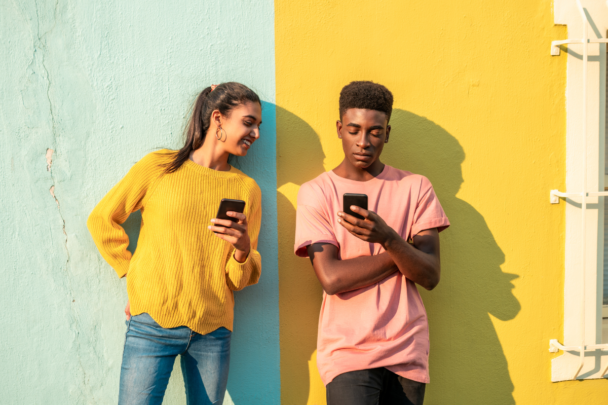 twee jongeren met telefoon in hun handen