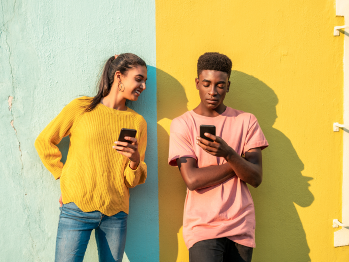 twee jongeren met telefoon in hun handen