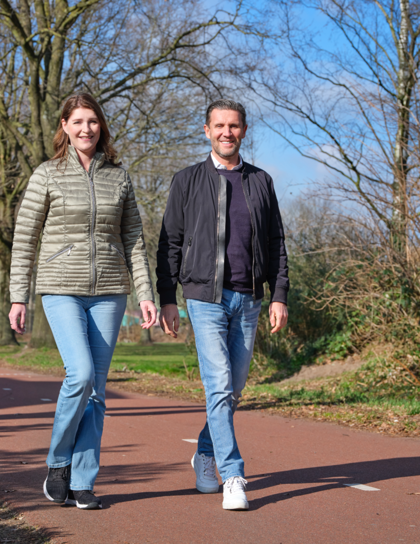 twee wandelende mensen